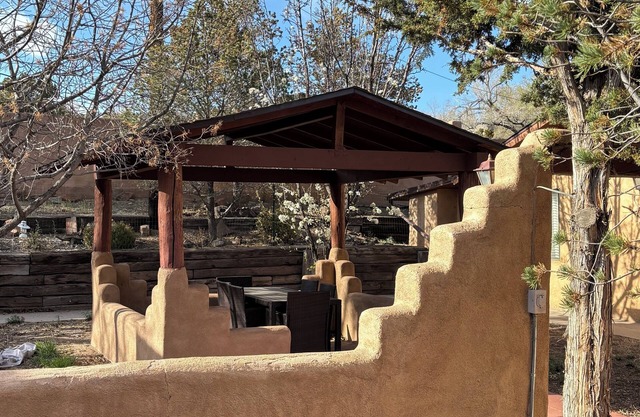 3-bedroom house in peaceful Santa Fe with AC, 2 living areas, sleeps 10.