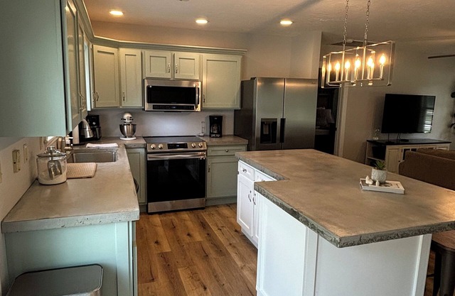 3-bedroom house in peaceful Springville with WiFi, AC