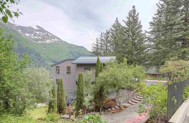 3-bedroom house next to Sandy Beach