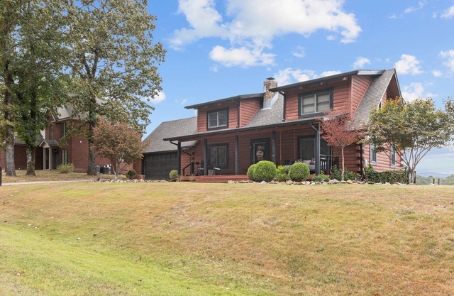 3-bedroom house on Lake Catherine in marvelous Hot Springs with hot tub and gym