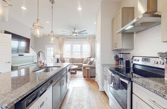 3 bedroom house, on the river, over looking the Nashville skyline, with firepit!