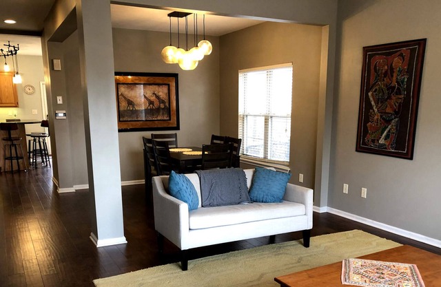 3 bedroom house with the best of Indy a walk away