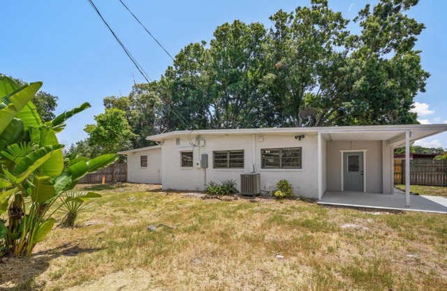 3 bedroom House with Renovated kitchen and bath!