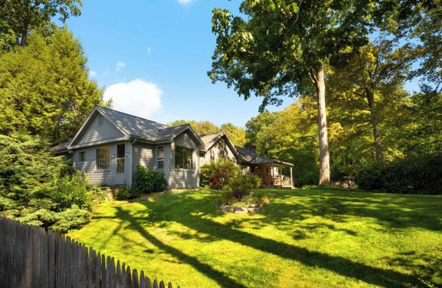 3-bedroom Lakefront House w/Pool, Lakeside Dock, Sunset Views