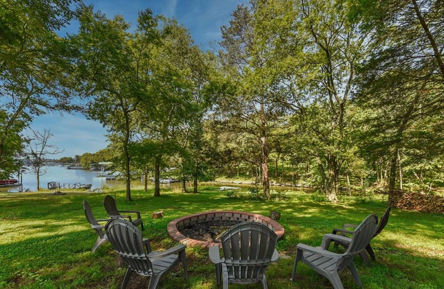 3 Bedroom Lakehouse with Hot Tub near Nashville!