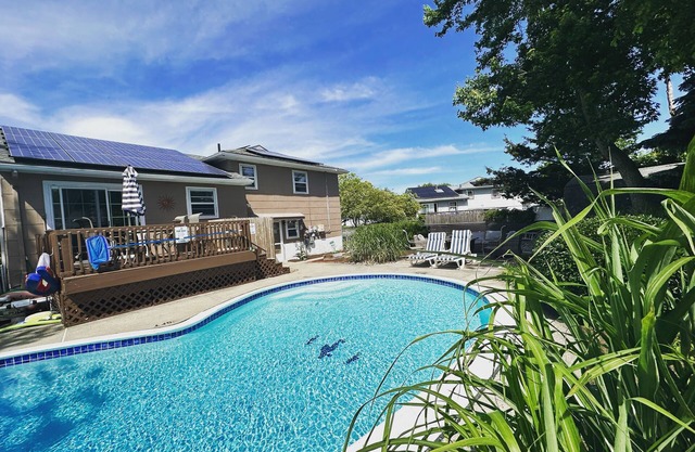 3 Bedroom Mimosa Pool Oasis, Sleeps 8, Outdoor Shower &Hot Tub.Dog & EV Friendly