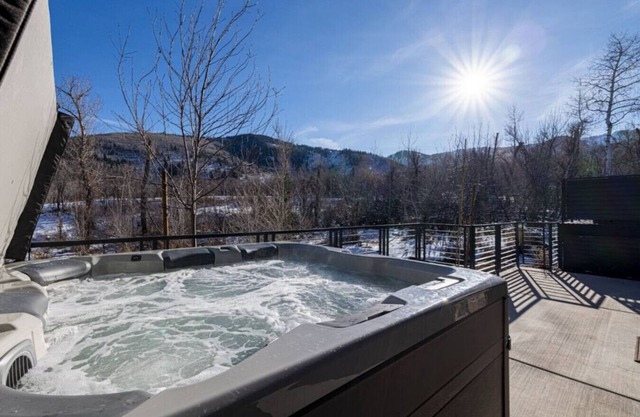 3 Bedroom Mountain View Escape, Private Hot Tub