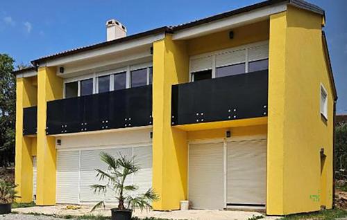 3 Bedroom Nice Apartment In Marinici