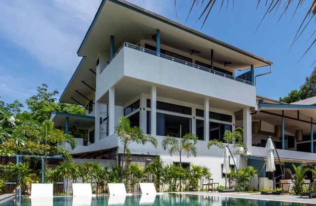 3 bedroom penthouse apt in Long Beach with seaview