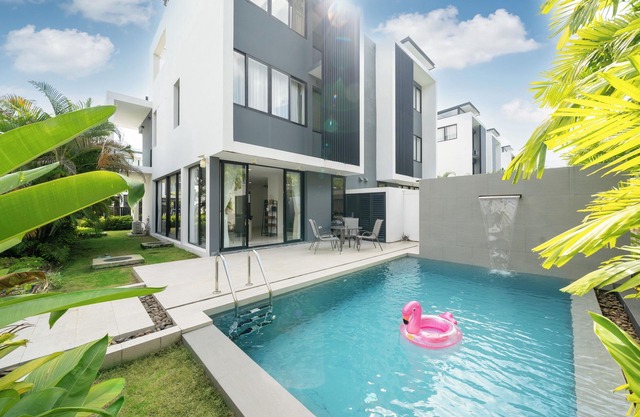 3-bedroom townhome in charming Tambon Choeng Thale with WiFi, AC