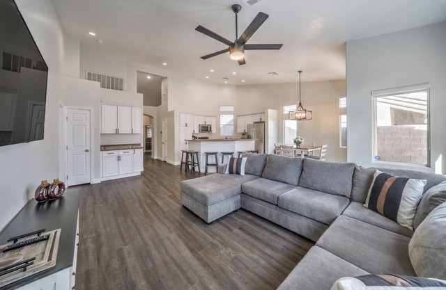 3-bedroom townhome in Las Vegas with home office and garage