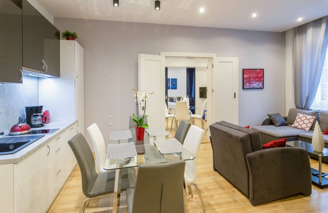 3 bedrooms, 3 bathrooms with air-con, centrally located