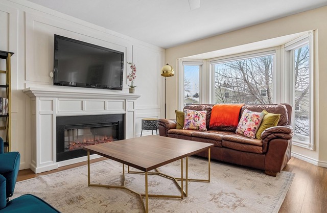 3 Bedrooms, King Suite, Near Fish Creek & Spruce Meadows