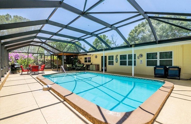 3 BR/3 BA with Private Pool & Patio Near Beaches