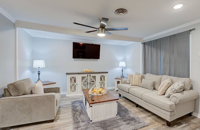 3 BR/3BA- 2 King size BR and 1 double bed, suite style BR. Double BR = 2 beds.