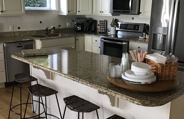 3 BR/3Bath Lakefront condo-Sleeps 8 Beach level-indoor pool , private beach