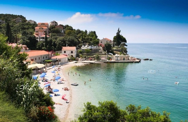 3 Br Bright Seaside Seaview Apartment with Patio & Large Balcony Terrace 100m2