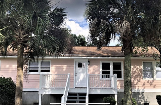 3 BR House with fenced in yard 5 miles to beach Pet Friendly