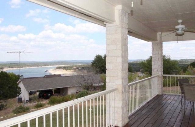3 BR, Lake views and minutes from marina!!!