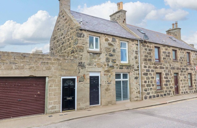3 CAROLINE PLACE, pet friendly, with a garden in Fraserburgh