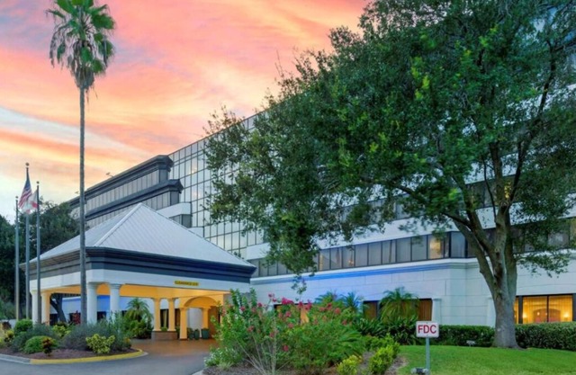 3 Convenient Units! Onsite Pool, Parking, Breakfast, Near Orlando's Theme Parks