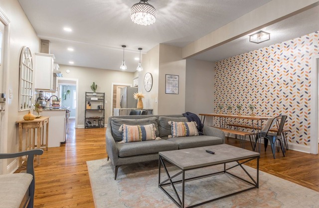 3 KING Beds + Walk to River Market + Coffee