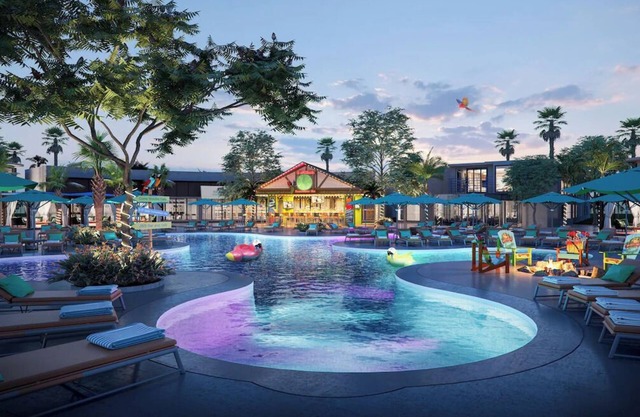 3 King Suites Close to South Jackson Park! Yoga, FREE Parking, Pools & Hot Tub