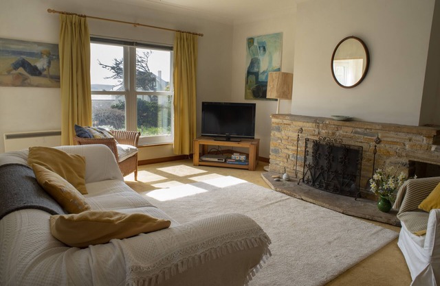 3 Linkside House, Thurlestone in S. Devon, ground floor apartment beaches nearby