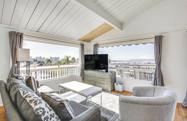 3 Mi to Balboa Park: Water-View Condo w/Balcony