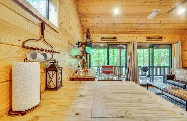 3 Mi to Beavers Bend State Park: Hot Tub Haven!
