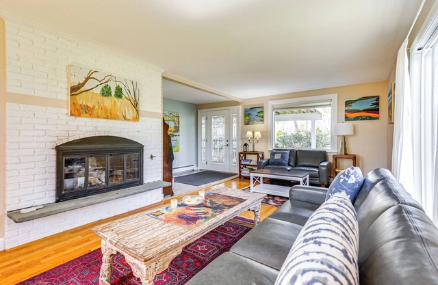 3 Mi to Cape Cod Bay: Marshfield Home w/Balcony!