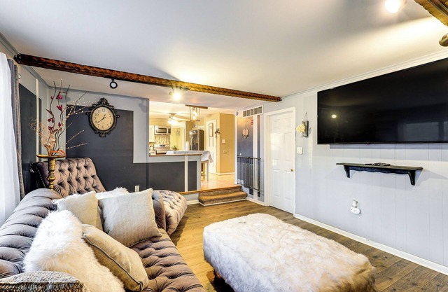 3 Mi to Dover Motor Speedway: Pet-Friendly Retreat