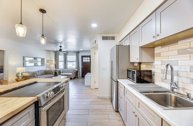 3 Mi to Dtwn Mesa: Home w/Fenced Backyard!