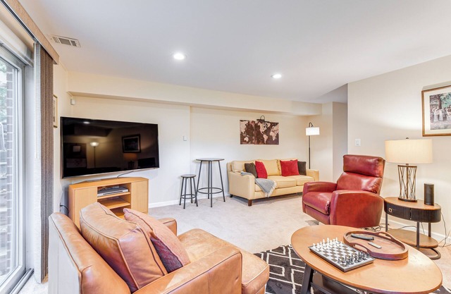 3 Mi to Dtwn Silver Spring: Convenient Apartment