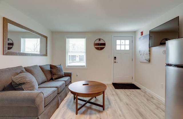 3 Mi to Onset Beach & Village! Pet-Friendly Apt