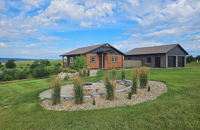 3 miles from Platte Creek boat dock & public hunting!