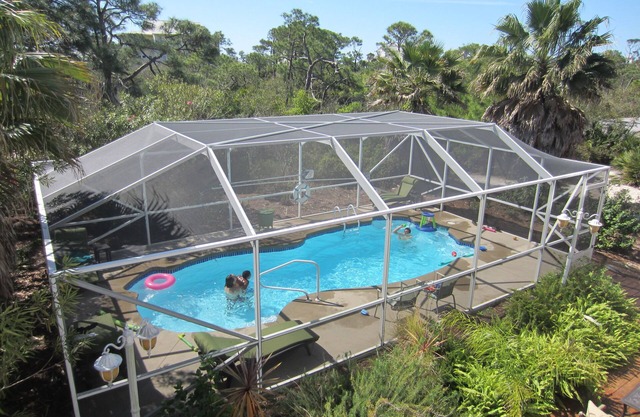 3 Min Direct Walk to the Beach, Large Pvt Pool, Comp Beach Equipment & Much More