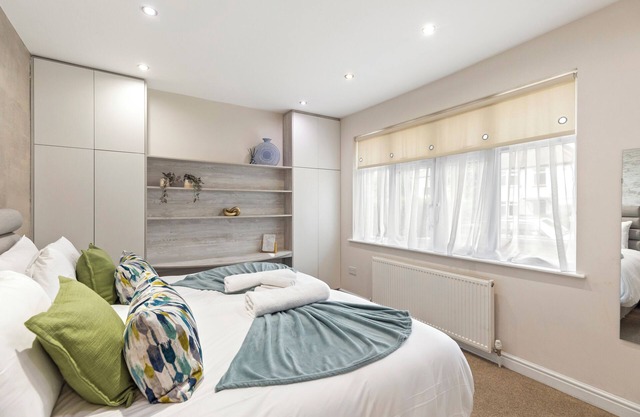 3 Min to Tube, Modern Home Sleeps 12 Adults London
