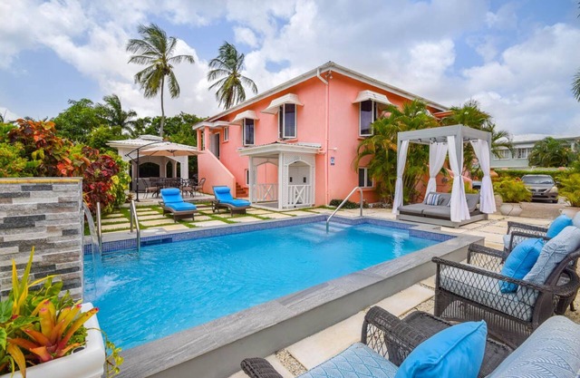 3 Min Walk to Beach - Blessed Manor (5 Bed House)