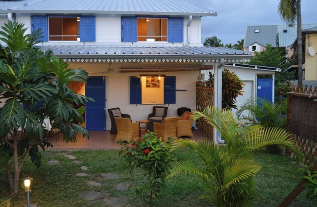 3 mins walk from the Hermitage lagoon, house for 14 people