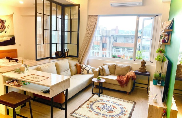 3 Mins Walking from MRT. Near 101/Night Market