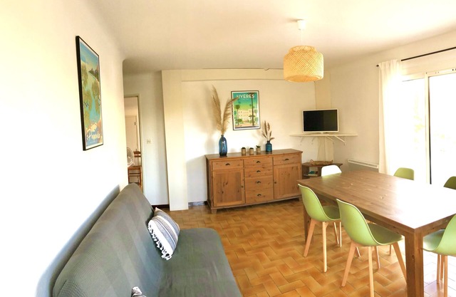 3 rooms flat- ground floor of a cottage - 300 meters from the sea