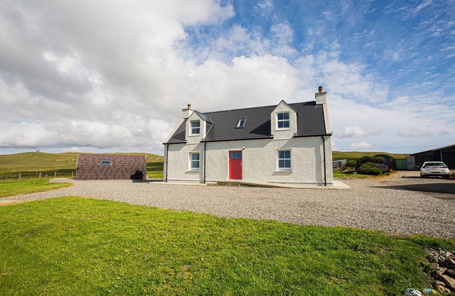 3 SOLLAS, pet friendly, with a garden in Sollas, Isle Of North Uist