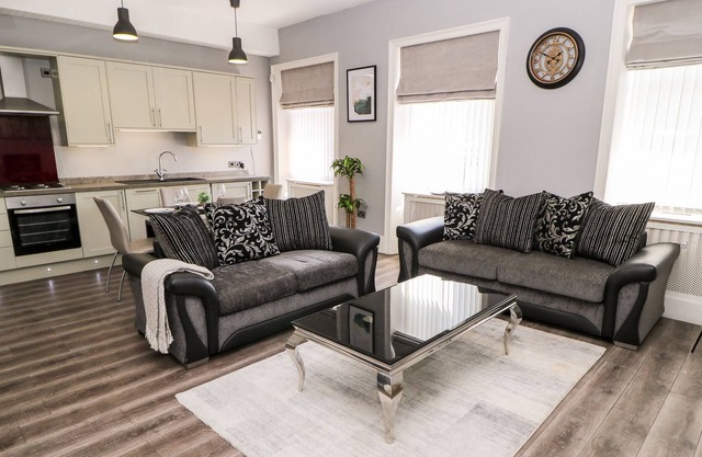 3, ST JOHN'S NORTH APARTMENTS, romantic, with a garden in Wakefield