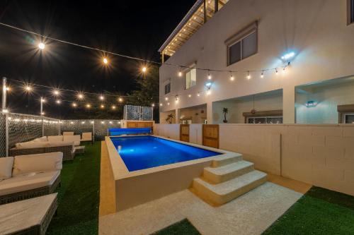 3 Story House 3BR 2BA Rooftop View with Heated Pool