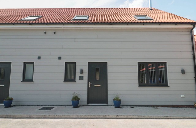 3 THE STABLES, family friendly, with open fire in Watchfield