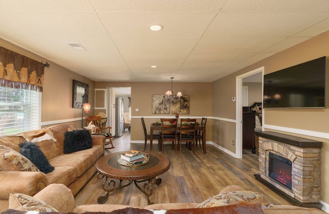 30-Acre Horse Ranch Remodeled Western House Pool, Pond, Trails, River & Firepit