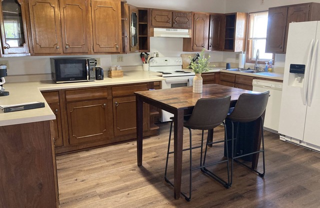 30 days +, pets, 2 kitchens, 2 laundry, 13+guests