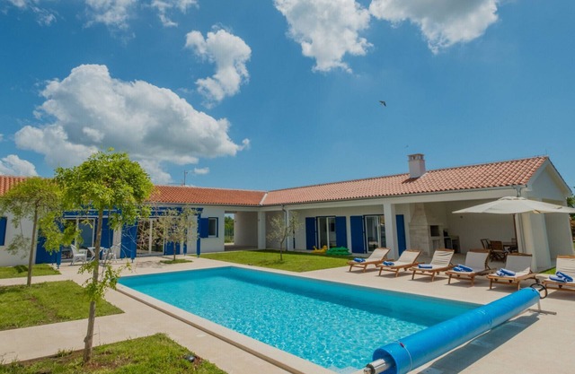 3000sqm plot, with 50 sqm heated pool, jacuzzi, 2 tennis courts