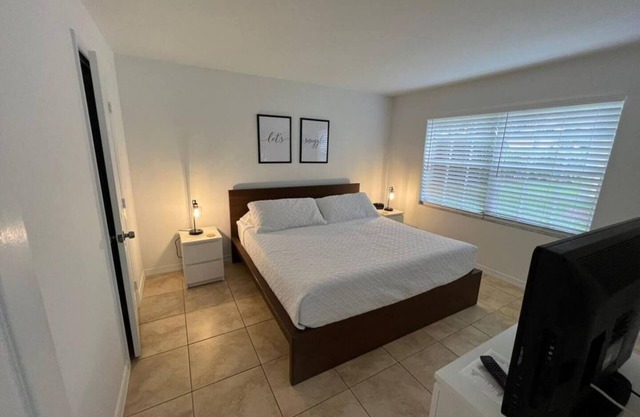 300B - Boca Retreat w/Pool, Parking, Near Evert Tennis & Shops